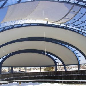 La couverture, la première à intégrer un système de couches d’ETFE transparentes, combine 6 membrane